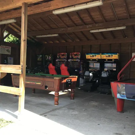 Charmant Dans Camping 5 Etoiles-lac مكان تخييم بيسكاروس